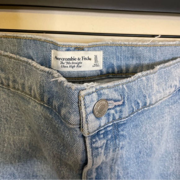 Abercrombie Ultra High Rise 90s Straight Jean NWT - Picture 7 of 9